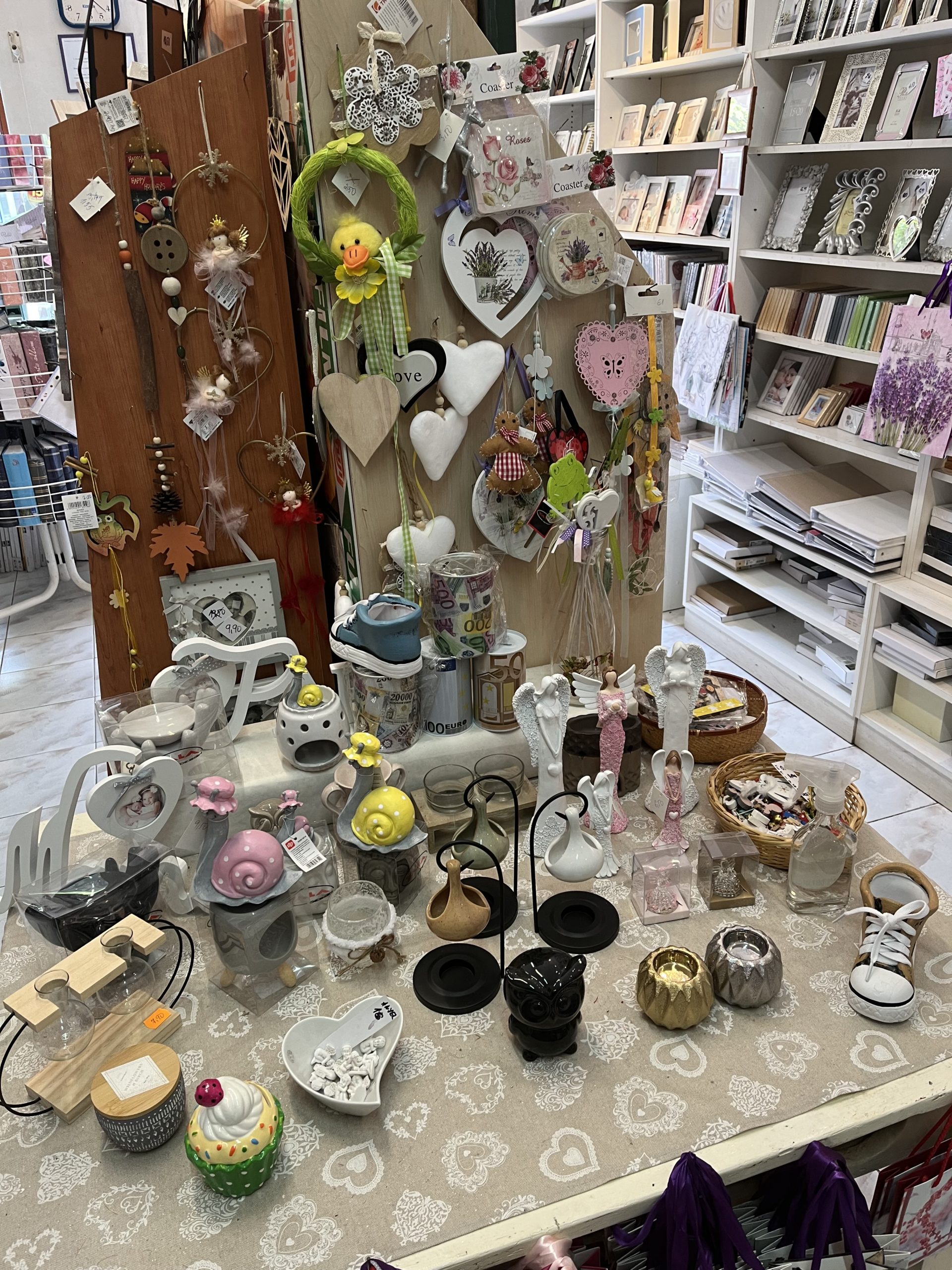 dekoracne figurky anjeli a darceky