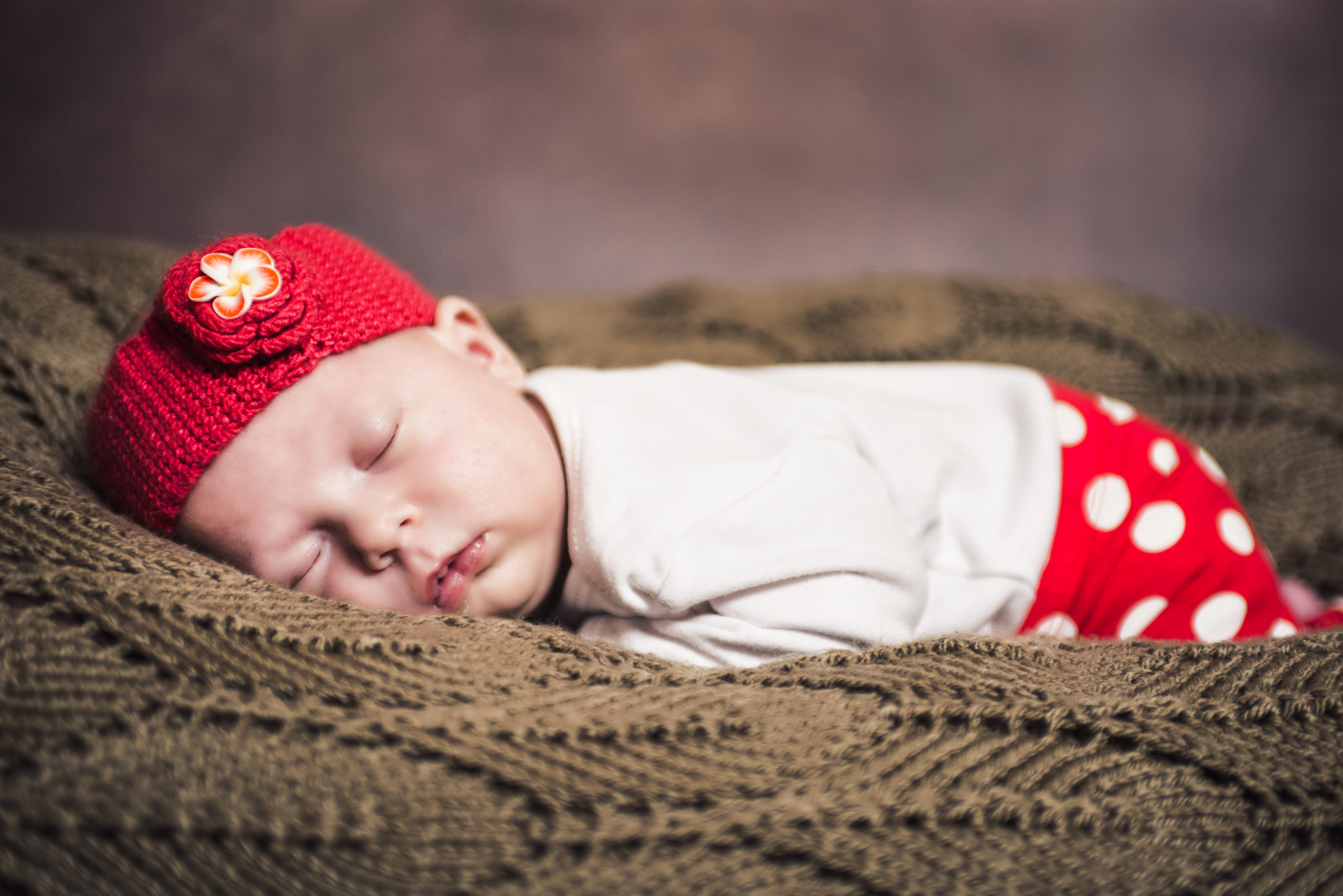 novorodenecke fotenie babatko v cervenej ciapke