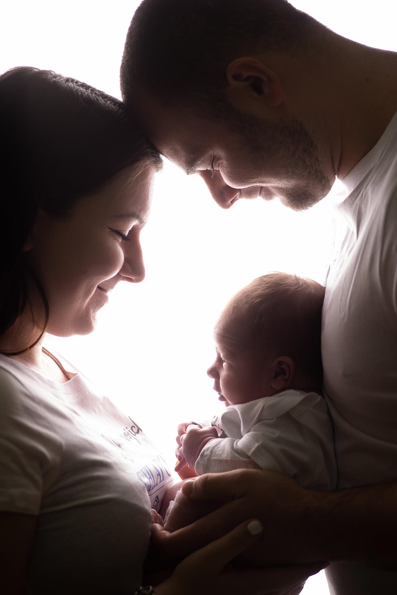 novorodenecke rodinne fotenie rodicia a babatko