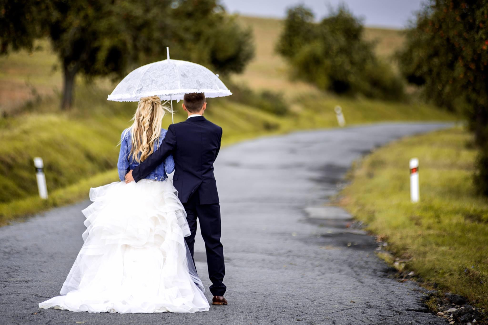 svadobne fotenie par pod dazdnikom