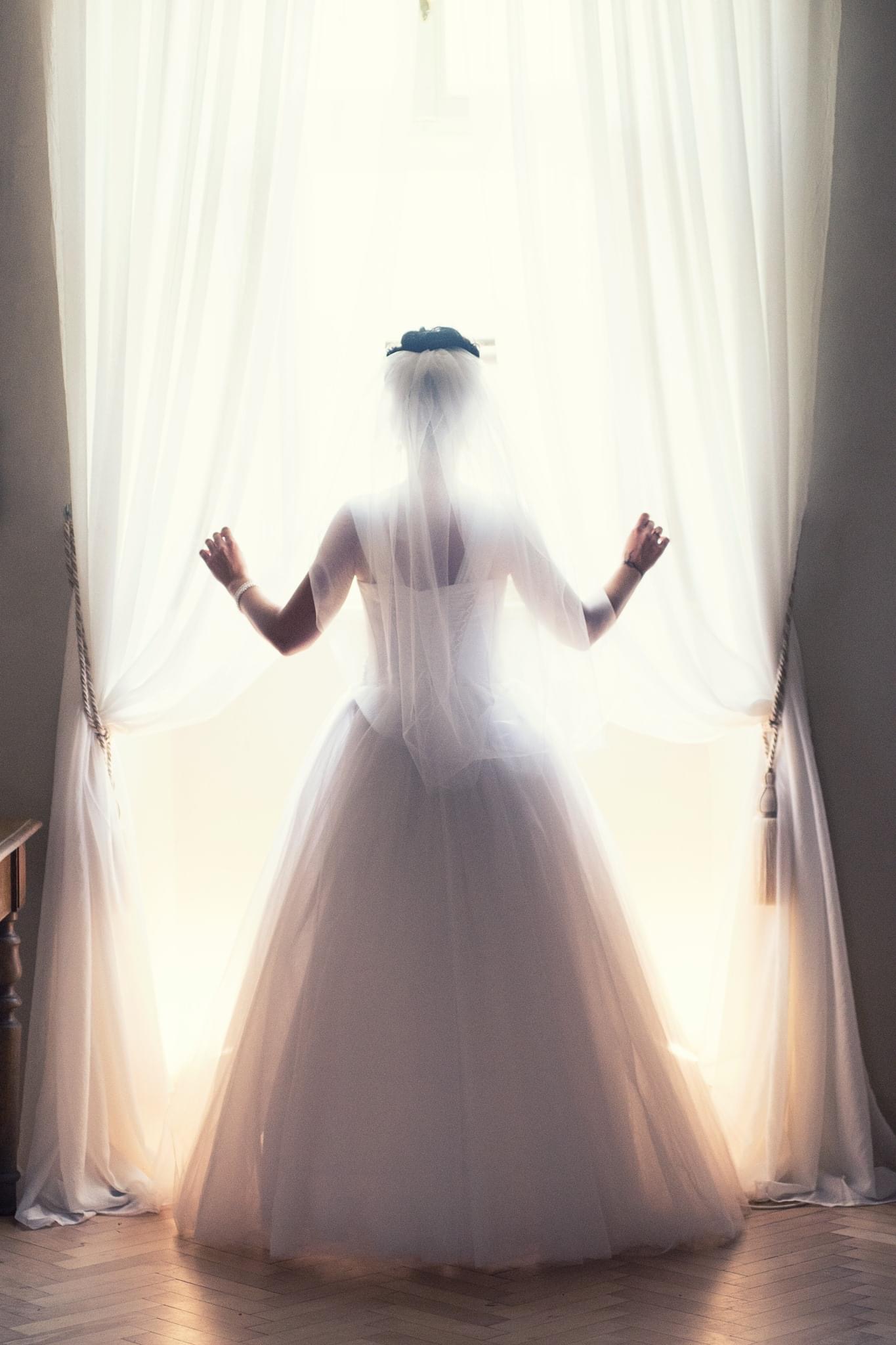 svadobny portrt nevesta pri okne