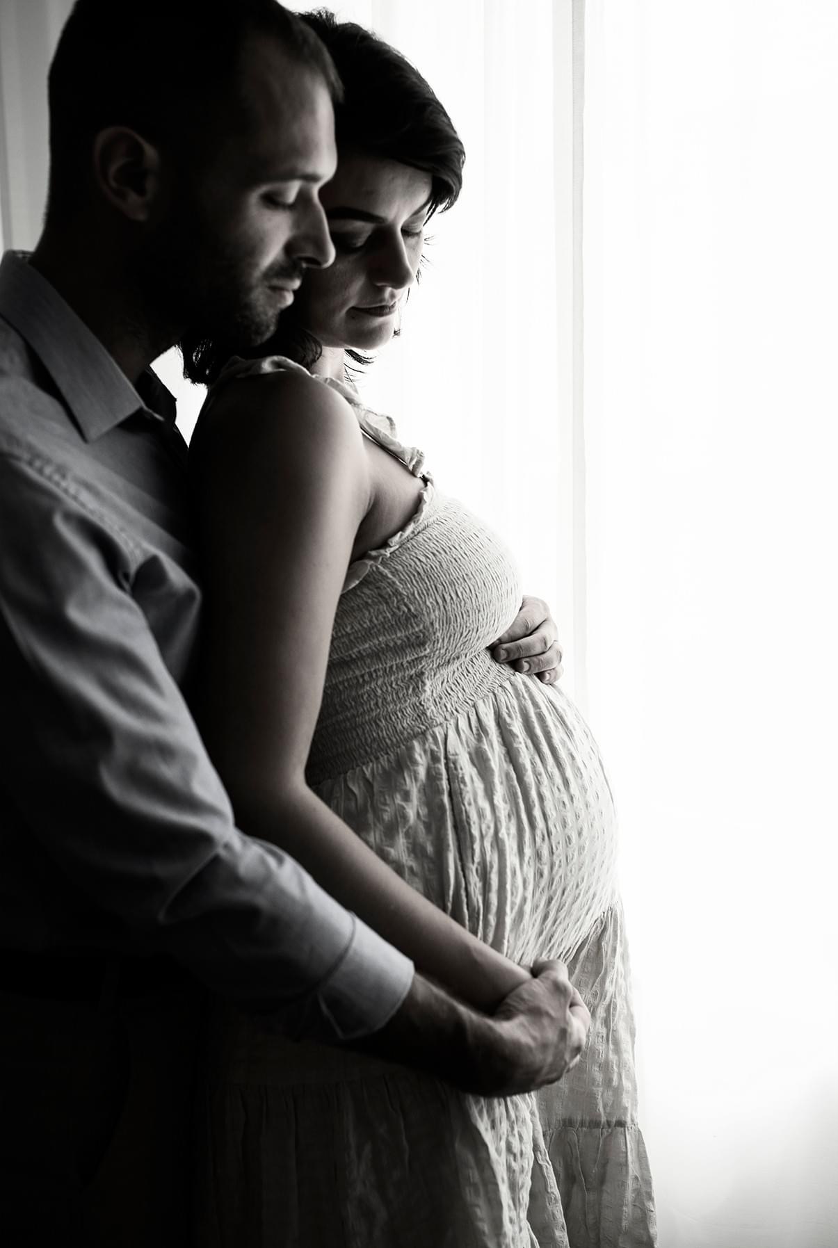 tehotenske fotenie parovy portret ciernobiely